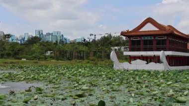 Singapur - 7 Şubat 2025 Singapur Çin Bahçesindeki Taş Tekne. Yenilenmiş Çin Bahçesi eski ile yeni ve tanıdık kültürel yapıların birleştiği yerdir.
