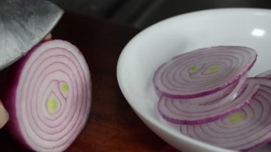 Tahtayı keserken taze soğan kesiyorum, yakın plan.