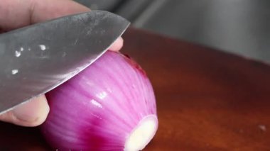 Tahtayı keserken taze soğan kesiyorum, yakın plan.