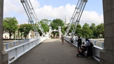 Singapur - 21 Şubat 2025 Singapur Nehri üzerindeki Cavenagh Köprüsü. En eski köprülerden biridir ve Singapur 'daki tek asma köprüdür..