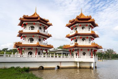 Singapur - 7 Şubat 2025 Singapur Çin Bahçesi 'ndeki ikiz pagoda kuleleri. Yenilenmiş Çin Bahçesi eski ile yeni ve tanıdık kültürel yapıların birleştiği yerdir.