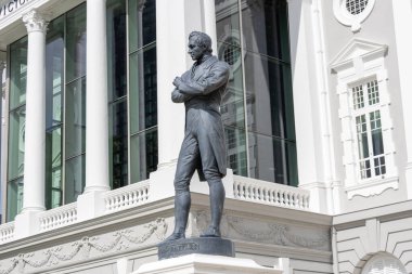 Singapur - 21 Şubat 2025: Victoria Konser Salonu 'nun dışındaki Sör Stamford Raffles' ın (modern Singapur 'un kurucusu) heykeli.