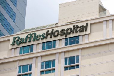 Singapur - 21 Şubat 2025 Singapur 'daki Raffles Hastanesi. Profesyonellik, konfor ve mimari zarafet karışımıyla yüksek kaliteli tıbbi hizmetler sunuyor..