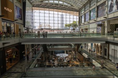 Singapur, 19 Ekim 2024: Marina Körfezi Sands Dükkanlarının İçi. Marina Bay Sands 'deki Dükkanlar Singapur' un en büyük lüks alışveriş merkezlerinden biridir.