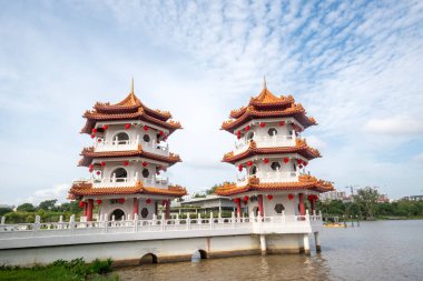 Singapur - 7 Şubat 2025 Singapur Çin Bahçesi 'ndeki ikiz pagoda kuleleri. Yenilenmiş Çin Bahçesi eski ile yeni ve tanıdık kültürel yapıların birleştiği yerdir.