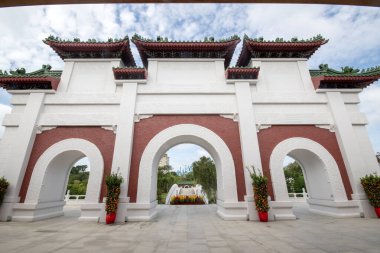 Singapur - 7 Şubat 2025 Singapur Çin Bahçesindeki Çin Geleneksel Kapısı. Yenilenmiş Çin Bahçesi eski ile yeni ve tanıdık kültürel yapıların birleştiği yerdir.