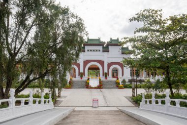 Singapur - 7 Şubat 2025 Singapur Çin Bahçesindeki Çin Geleneksel Kapısı. Yenilenmiş Çin Bahçesi eski ile yeni ve tanıdık kültürel yapıların birleştiği yerdir.