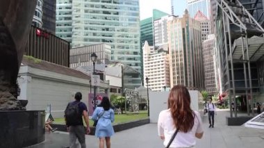 Singapur - 21 Şubat 2025: Çekiliş bölgesindeki modern gökdelen Gökyüzüne bakış açısı