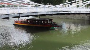 Singapur - 21 Şubat 2026 Singapur 'da Singapur nehri üzerinde seyahat eden bir turist gemisi. Singapur nehir turları popüler turistik merkezlerdir.