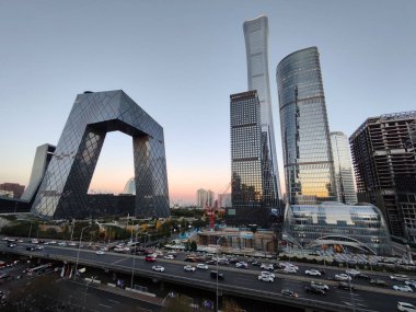 Pekin, Çin - 4 Kasım 2024: Pekin, Çin 'deki CCTV genel merkezi. 51 katlı yapışık kulelerden oluşmuş.