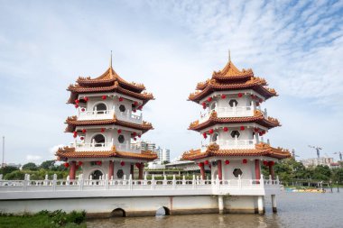 Singapur - 7 Şubat 2025 Singapur Çin Bahçesi 'ndeki ikiz pagoda kuleleri. Yenilenmiş Çin Bahçesi eski ile yeni ve tanıdık kültürel yapıların birleştiği yerdir.