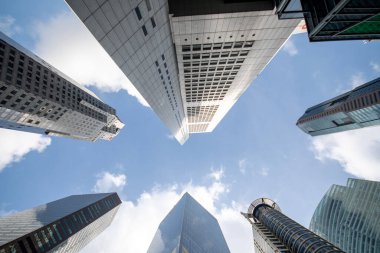 Singapur - 21 Şubat 2025: Singapur Raffles bölgesindeki gökdelenlerin mavi gökyüzü manzarası.