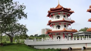 Singapur - 7 Şubat 2025 Singapur Çin Bahçesi 'ndeki ikiz pagoda kuleleri. Yenilenmiş Çin Bahçesi eski ile yeni ve tanıdık kültürel yapıların birleştiği yerdir.