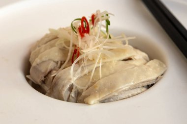 Buharda pişmiş sarhoş tavuk, lezzetli Çin yemeği tarzı.