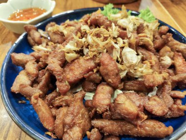 Tabakta sarımsaklı biber ve kızarmış domuz eti, Tayland mutfağı.