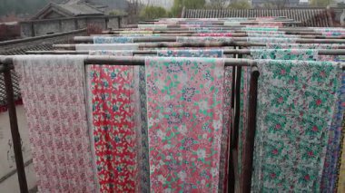 Pekin, Çin - 8 Kasım 2024: Yongshun Dye House Gubei Su Kasabası, Pekin. Burası, farklı renkte kumaşlar etrafta dolaşırken fotoğraf çekmek için iyi bir yer.