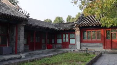 Pekin, Çin - 7 Kasım 2024: Prince Gong 's Mansion (Prens Kung Konağı) manzarası. Siheyuan tarzı malikane ve bahçelerin müze ve turistik cazibesi