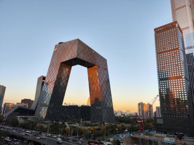 Pekin, Çin - 4 Kasım 2024: Pekin, Çin 'deki CCTV genel merkezi. 51 katlı yapışık kulelerden oluşmuş.