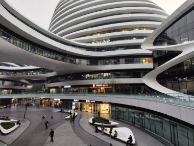 Pekin, Çin - 7 Kasım 2024: Galaxy Soho Building Pekin, 2014 yılında bir şehir kompleksi açıldı. Kompleks mağazalar, ofisler ve eğlence tesisleri sunuyor.