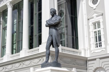 Singapur - 21 Şubat 2025: Victoria Konser Salonu 'nun dışındaki Sör Stamford Raffles' ın (modern Singapur 'un kurucusu) heykeli.