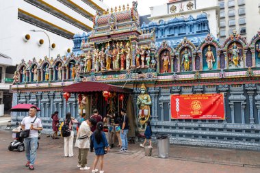 Singapur - 21 Şubat 2025: Sri Krishnan Tapınağı, Waterloo Caddesi 'nde 1870 yılında kuruldu. Singapur 'daki tek Güney Hindistan Hindu tapınağı..