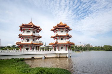 Singapur - 7 Şubat 2025 Singapur Çin Bahçesi 'ndeki ikiz pagoda kuleleri. Yenilenmiş Çin Bahçesi eski ile yeni ve tanıdık kültürel yapıların birleştiği yerdir.