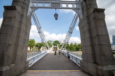 Singapur - 21 Şubat 2025 Singapur Nehri üzerindeki Cavenagh Köprüsü. En eski köprülerden biridir ve Singapur 'daki tek asma köprüdür..