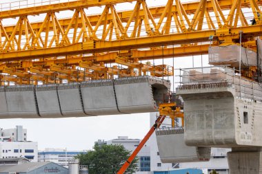 Singapur - 30 Ocak 2025: Singapur 'da Jurong Bölgesi Hattı Hızlı Geçidi inşaatı devam ediyor. Bu MRT hattı Singapur 'un batı kesiminin hem mevcut hem de gelecekteki gelişimine hizmet edecek.