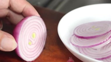 Tahtayı keserken taze soğan kesiyorum.