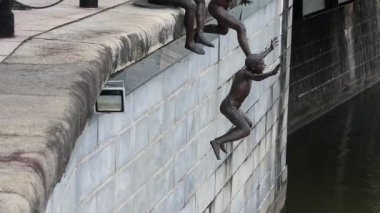 Singapur - 21 Şubat 2025 Singapur 'daki Raffles Place, Singapur' da nehre atlayan çocukların ünlü bronz heykelleri.