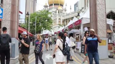 Singapur - 21 Şubat 2025: Singapur 'un Bugis Bölgesi sokak manzarası Mescid Sultan ile. Cami Singapur 'un en önemli camilerinden biri olarak kabul edilir..