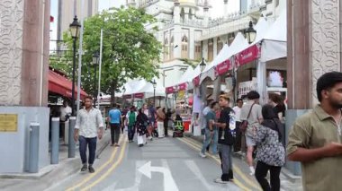 Singapur - 21 Şubat 2025: Singapur 'un Bugis Bölgesi sokak manzarası Mescid Sultan ile. Cami Singapur 'un en önemli camilerinden biri olarak kabul edilir..