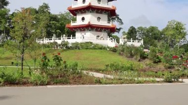 Singapur - 7 Şubat 2025 Singapur Çin Bahçesi 'ndeki yedi katlı bulut geçidi. Yenilenmiş Çin Bahçesi eski ile yeni ve tanıdık kültürel yapıların birleştiği yerdir.