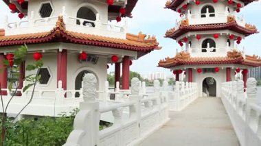 Singapur - 7 Şubat 2025 Singapur Çin Bahçesi 'ndeki ikiz pagoda kuleleri. Yenilenmiş Çin Bahçesi eski ile yeni ve tanıdık kültürel yapıların birleştiği yerdir.