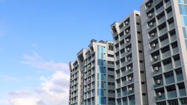 Singapur 'da mavi gökyüzüne karşı kamu konutları.