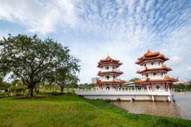 Singapur - 7 Şubat 2025 Singapur Çin Bahçesi 'ndeki ikiz pagoda kuleleri. Yenilenmiş Çin Bahçesi eski ile yeni ve tanıdık kültürel yapıların birleştiği yerdir.