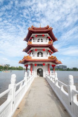 Singapur - 7 Şubat 2025 Singapur Çin Bahçesi 'ndeki ikiz pagoda kuleleri. Yenilenmiş Çin Bahçesi eski ile yeni ve tanıdık kültürel yapıların birleştiği yerdir.