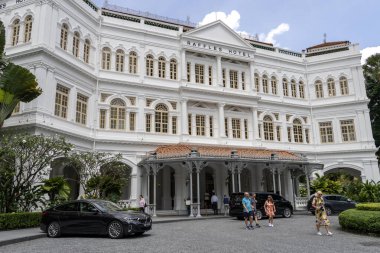Singapur - 21 Şubat 2025 Singapur 'daki efsanevi Raffles Oteli' nin ön girişi