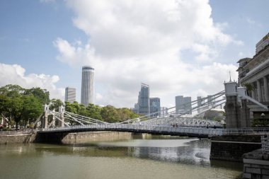 Singapur - 21 Şubat 2025 Singapur Nehri üzerindeki Cavenagh Köprüsü. En eski köprülerden biridir ve Singapur 'daki tek asma köprüdür..