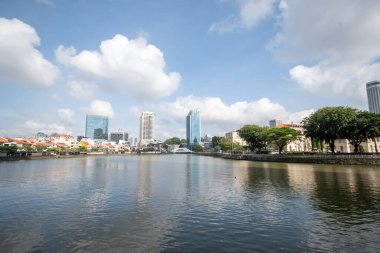 Singapur - 21 Şubat 2025 Singapur 'daki Boat Quay bölgesinin görüntüsü. Tekne iskelesi Singapur 'da Singapur Nehri' nin ağzının yukarısında yer alan tarihi bir rıhtımdır.