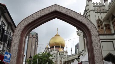 Singapur - 21 Şubat 2025: Singapur 'un Bugis Bölgesi sokak manzarası Mescid Sultan ile. Cami Singapur 'un en önemli camilerinden biri olarak kabul edilir..