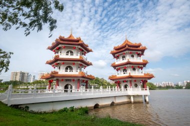 Singapur - 7 Şubat 2025 Singapur Çin Bahçesi 'ndeki ikiz pagoda kuleleri. Yenilenmiş Çin Bahçesi eski ile yeni ve tanıdık kültürel yapıların birleştiği yerdir.