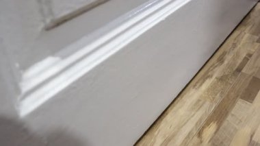 Kapının hareket etmesini önlemek için kapı Stoper