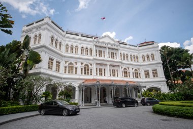 Singapur - 21 Şubat 2025 Singapur 'daki efsanevi Raffles Oteli' nin ön girişi