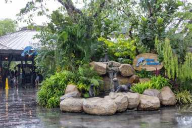 Singapur - 8 mar 2025: River Wonders, eskiden River Safari olarak bilinen, Mandai, Singapur 'da bulunan nehir temalı bir hayvanat bahçesi.