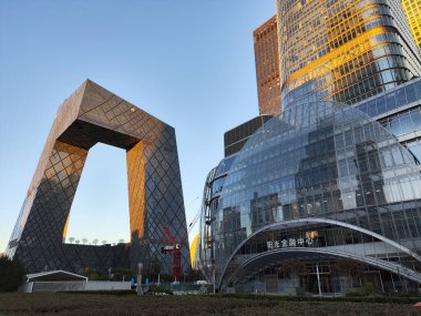 Pekin, Çin - 4 Kasım 2024: Pekin, Çin 'deki CCTV genel merkezi. 51 katlı yapışık kulelerden oluşmuş.