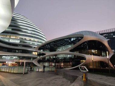 Pekin, Çin - 7 Kasım 2024: Galaxy Soho Building Pekin, 2014 yılında bir şehir kompleksi açıldı. Kompleks mağazalar, ofisler ve eğlence tesisleri sunuyor.