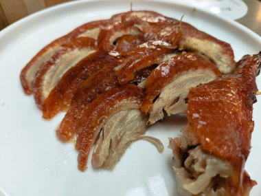 Beyaz bir tabakta kızarmış ördek dilimi. Pekin ördeği, Çin mutfağı