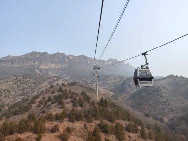 Simatai Çin Seddi 'ndeki teleferik ve güzel manzarası Simatai olağanüstü manzarası ve dik tırmanışlarıyla ünlüdür ve bu da onu daha maceracı bir seçim haline getirir.