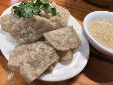 Doldurulmuş domuz bağırsağı ya da Guanchang. Aslında mung fasulye ezmesinden yapılıyor. Pekin sokak yemeği.